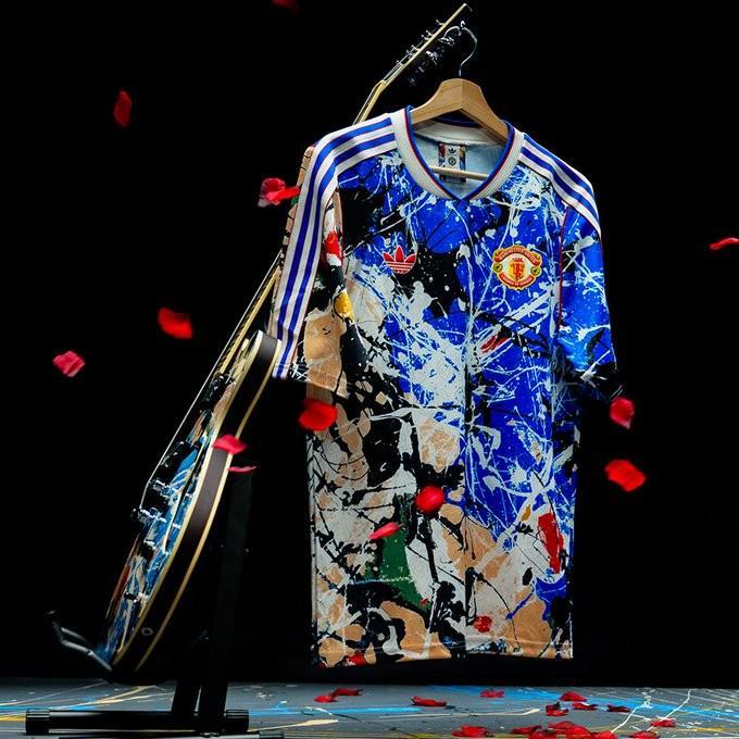 百家乐官网-曼联发布与石玫瑰乐队联名球衣，设计源自足球看台文化